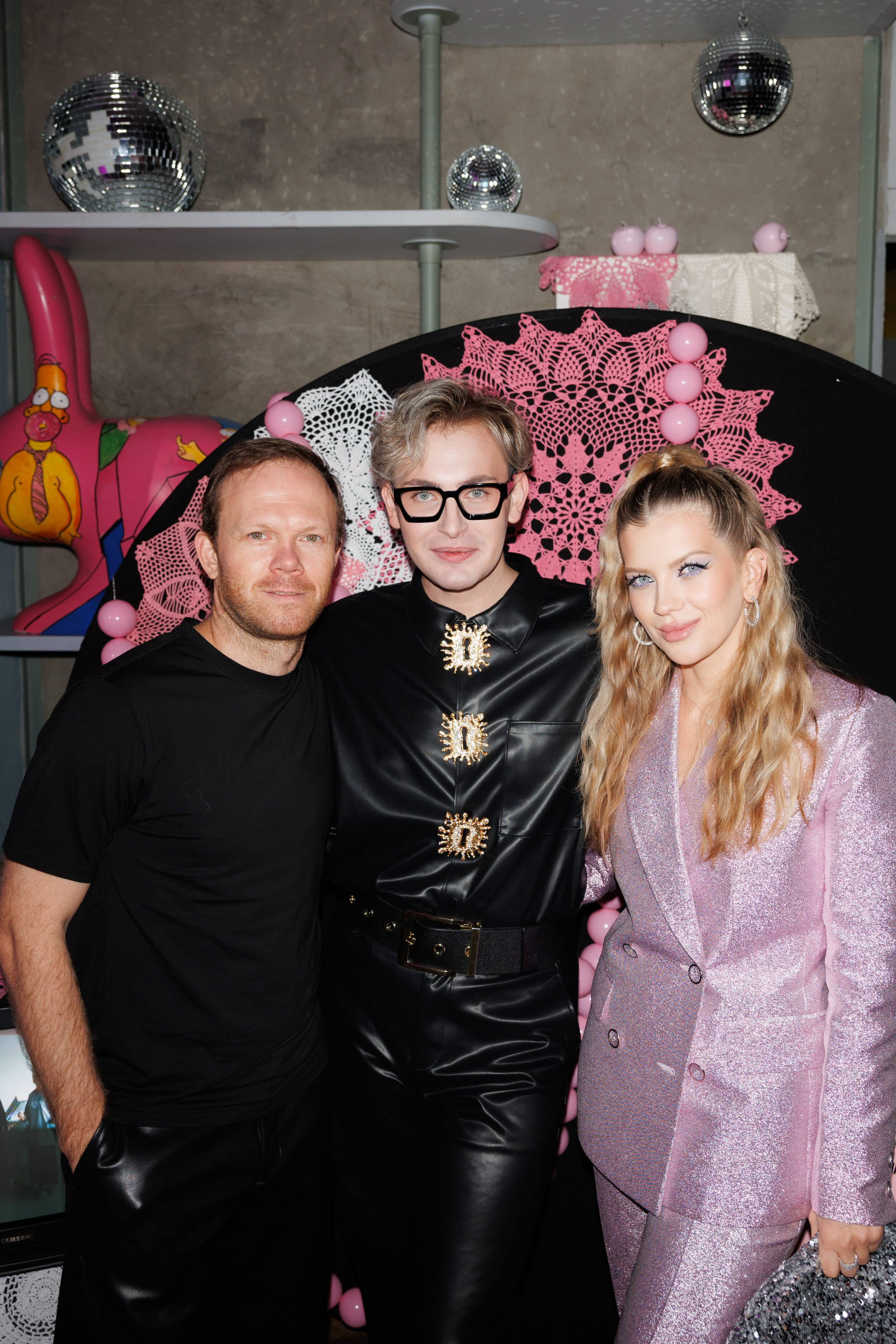 Бабкины будни, большая смелость: Никита Карстен и Happy End задали Москве новый дресс-код — быть собой