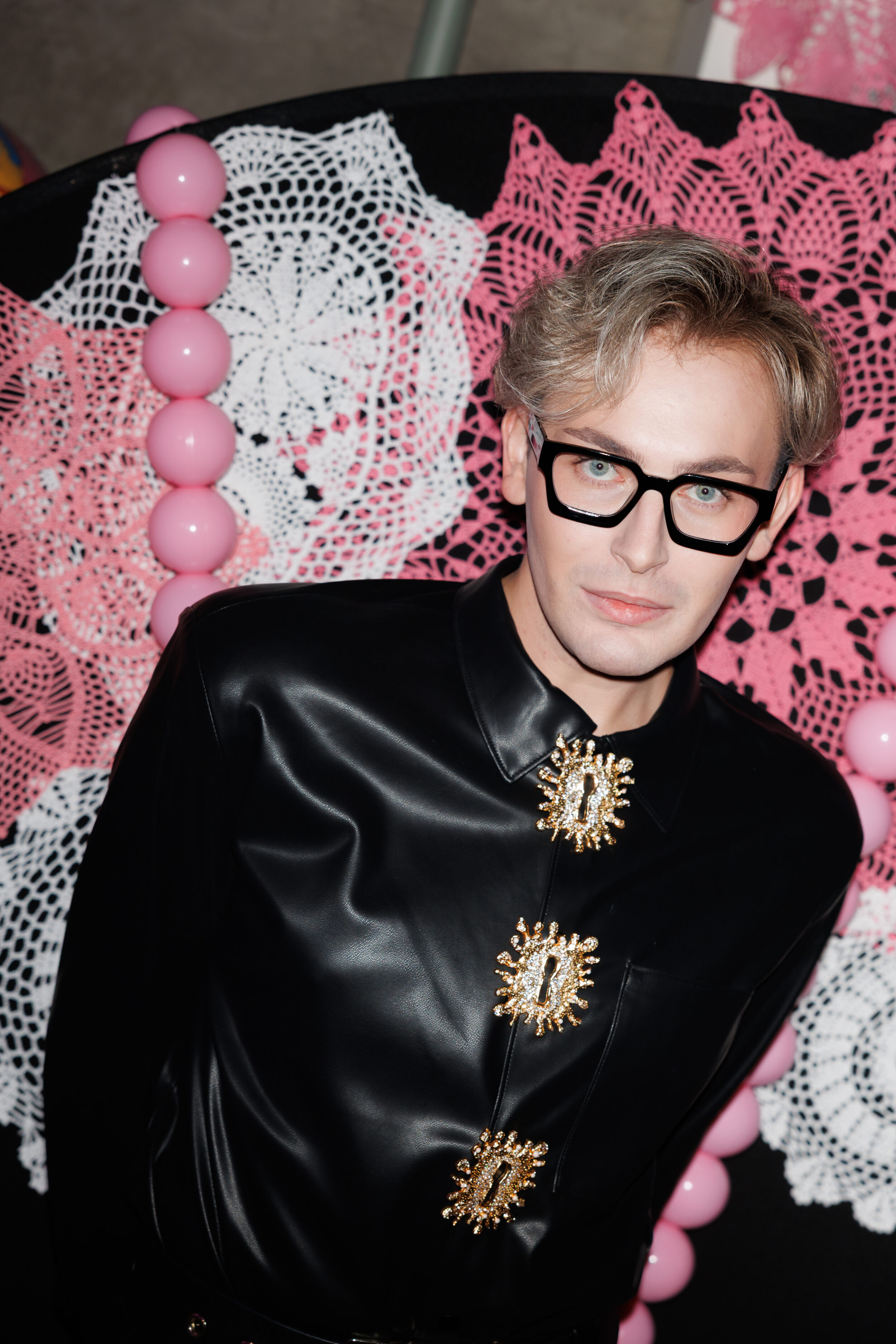 Pornografik paypoqlar, ichki kiyimlar va yubkalarning fotosuratlari