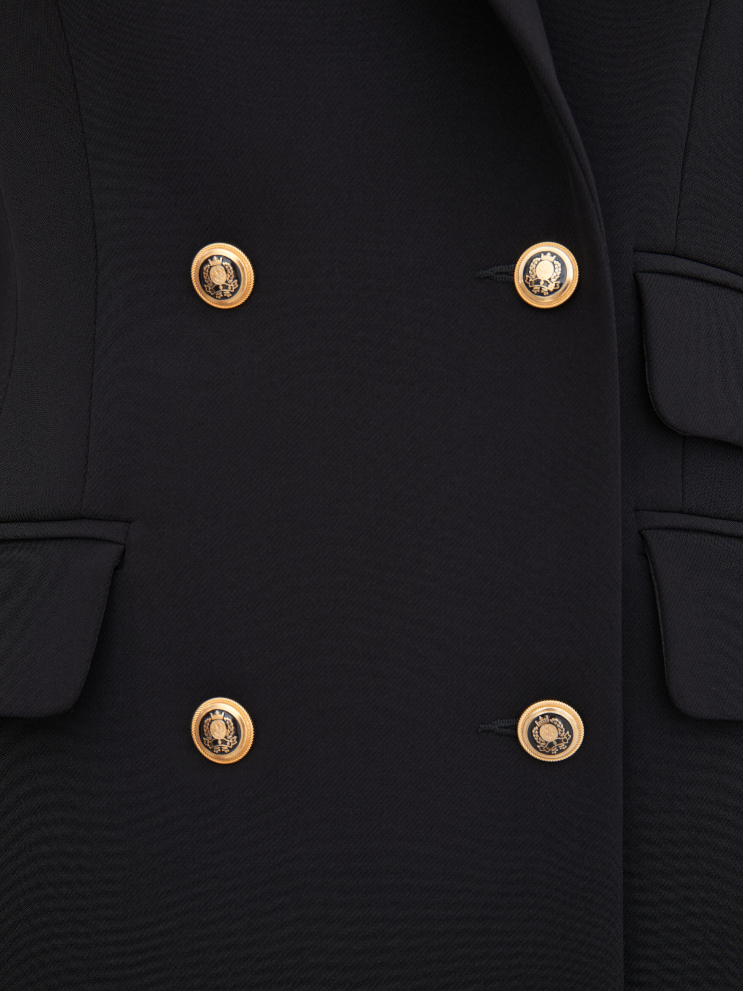 Сдержанная роскошь: как Ксения Мерзликина переосмыслила базовый гардероб