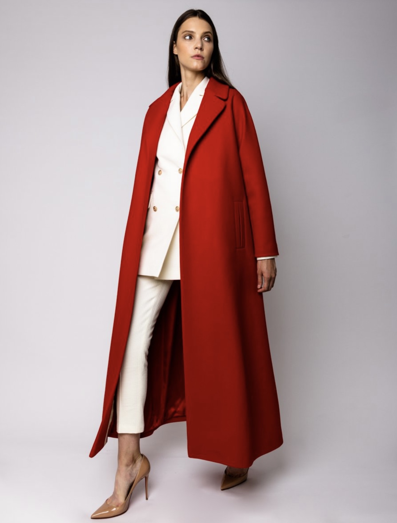 Сдержанная роскошь: как Ксения Мерзликина переосмыслила базовый гардероб