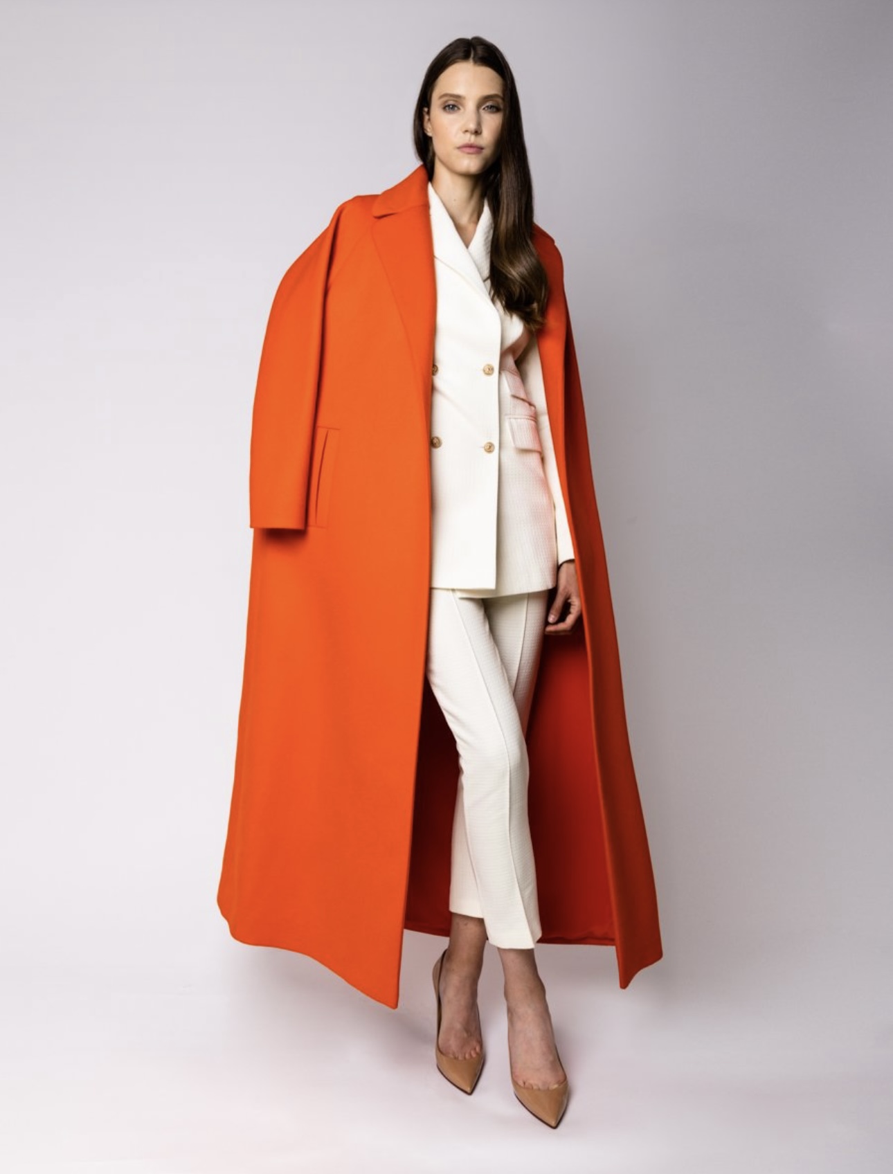 Сдержанная роскошь: как Ксения Мерзликина переосмыслила базовый гардероб