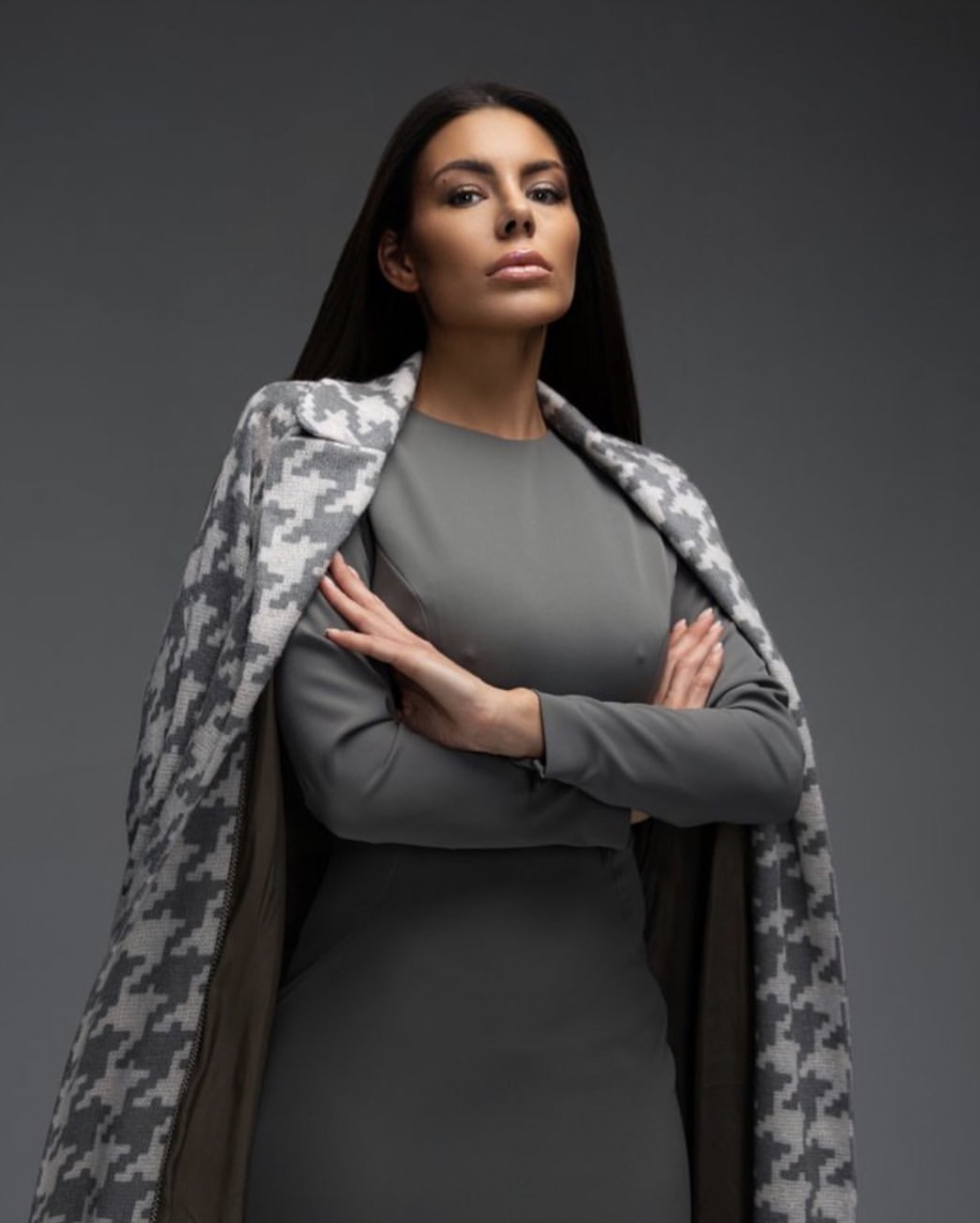 Сдержанная роскошь: как Ксения Мерзликина переосмыслила базовый гардероб