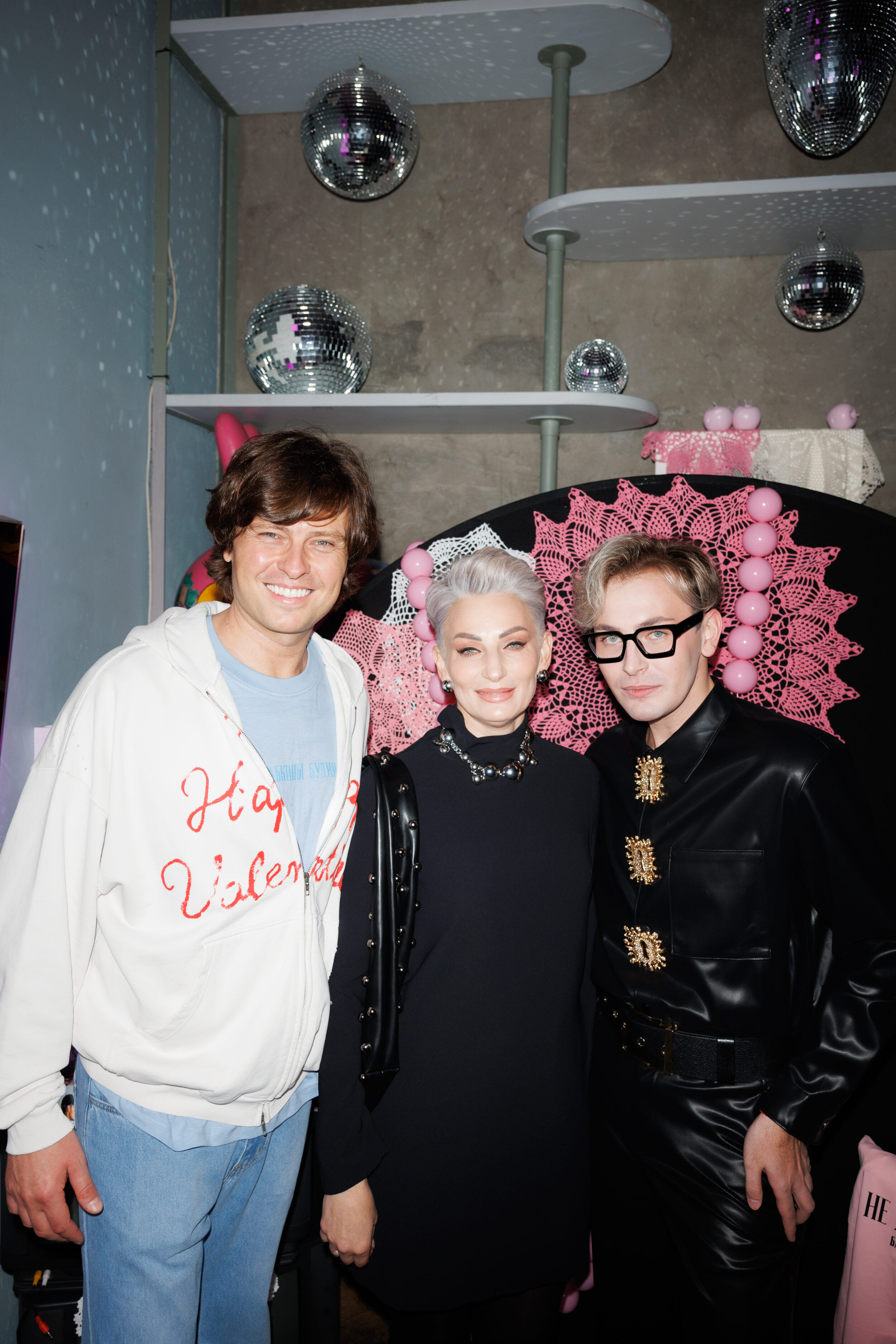 Бабкины будни, большая смелость: Никита Карстен и Happy End задали Москве новый дресс-код — быть собой