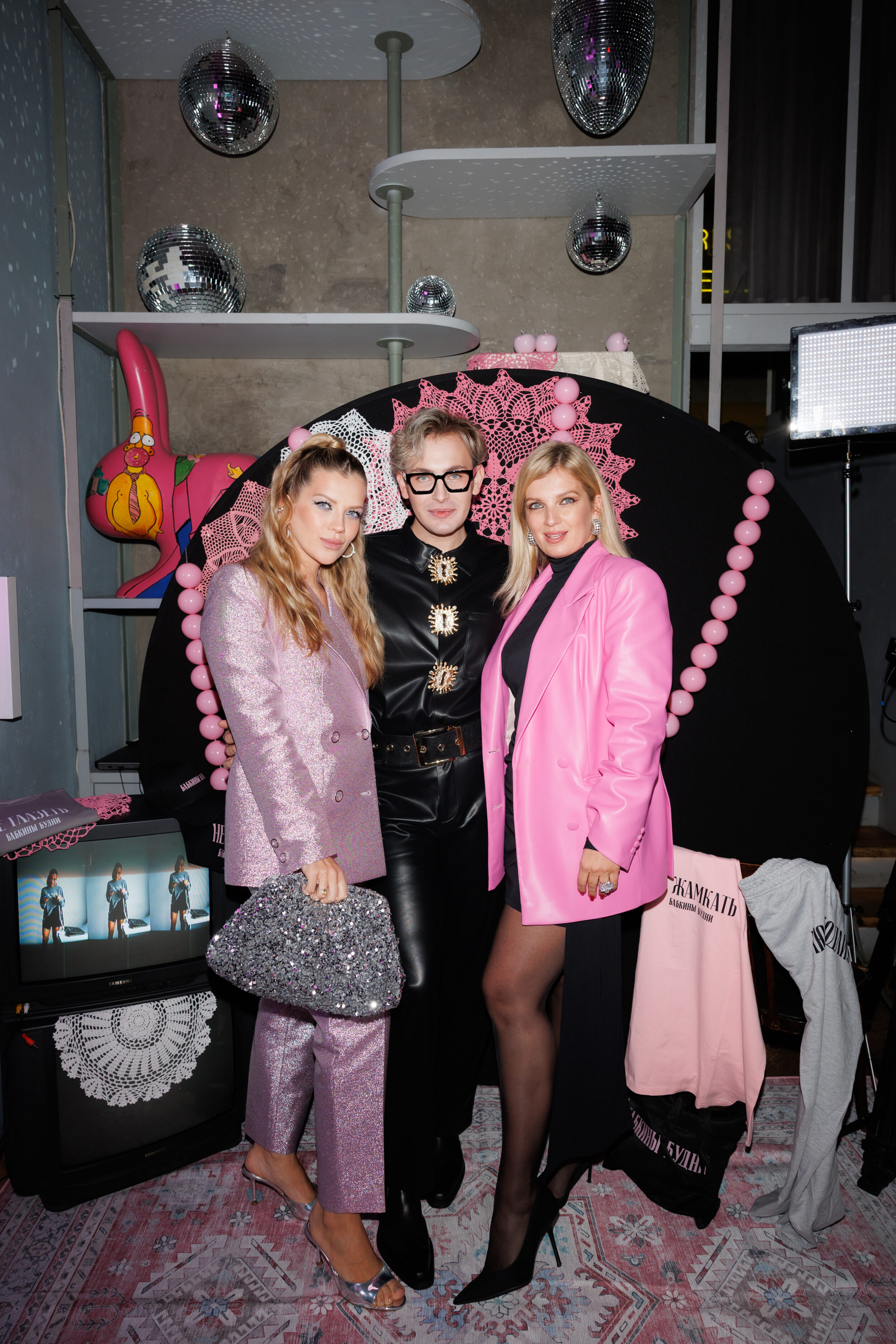 Бабкины будни, большая смелость: Никита Карстен и Happy End задали Москве новый дресс-код — быть собой