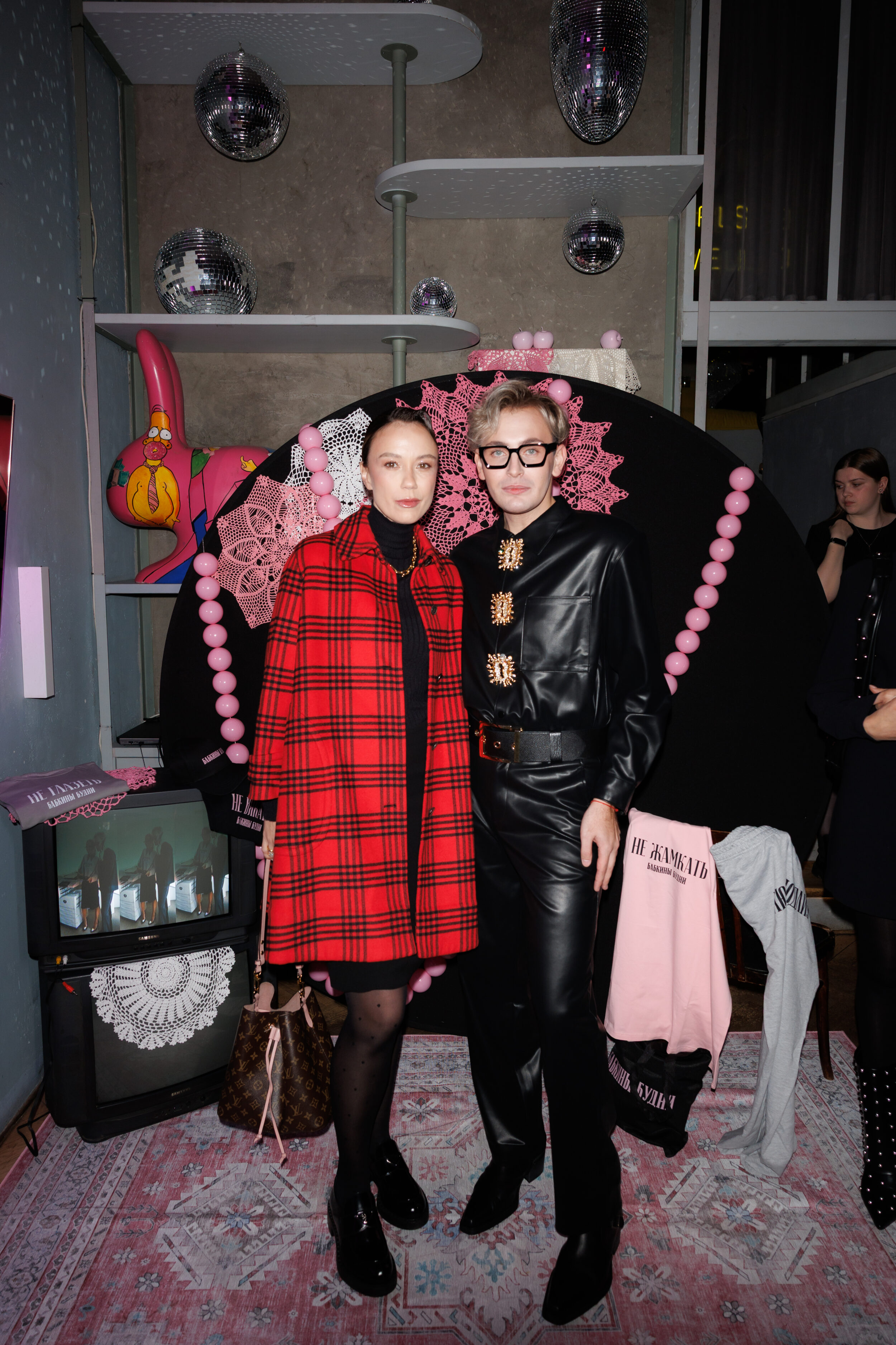 Бабкины будни, большая смелость: Никита Карстен и Happy End задали Москве новый дресс-код — быть собой