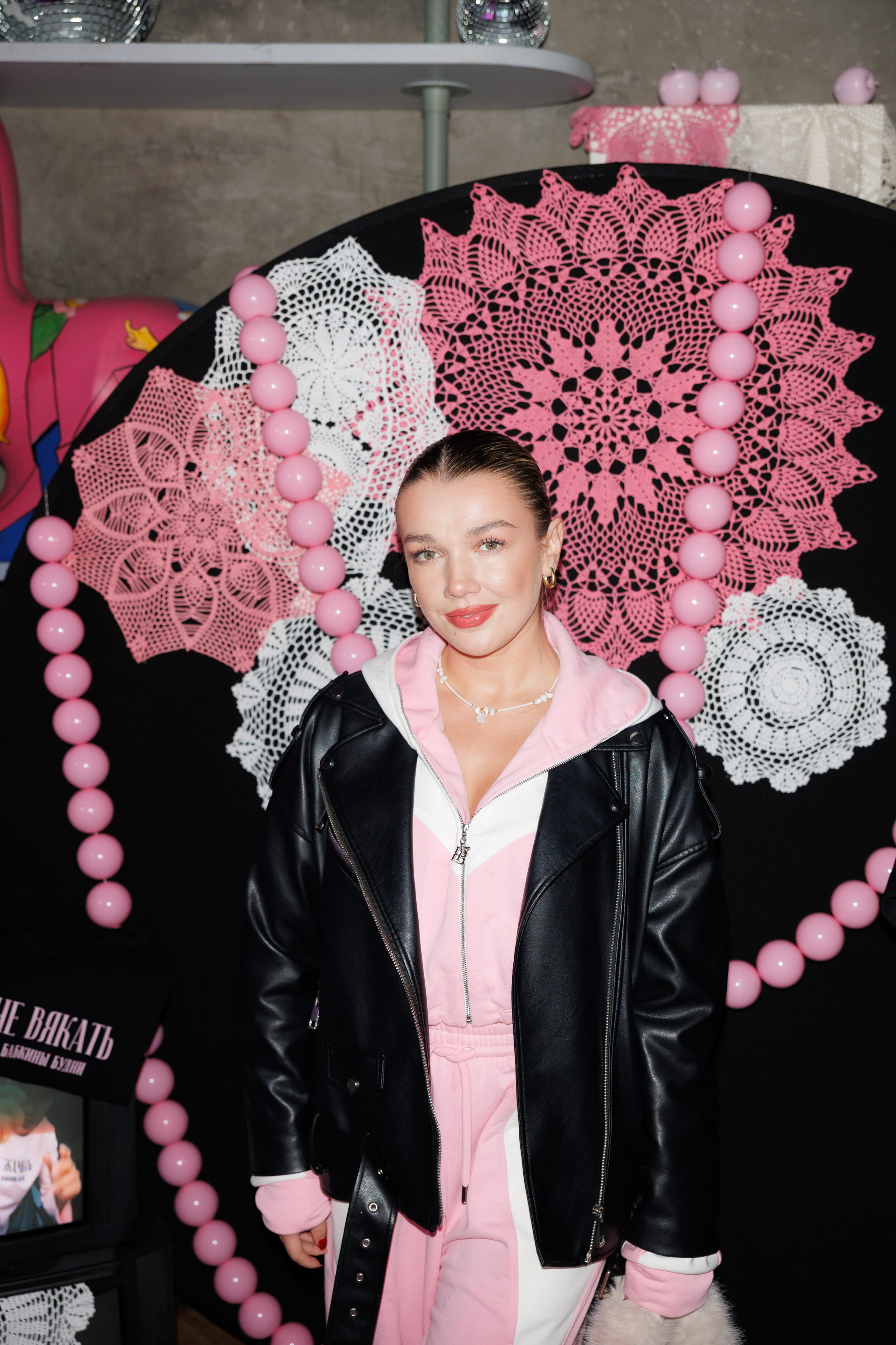 Бабкины будни, большая смелость: Никита Карстен и Happy End задали Москве новый дресс-код — быть собой