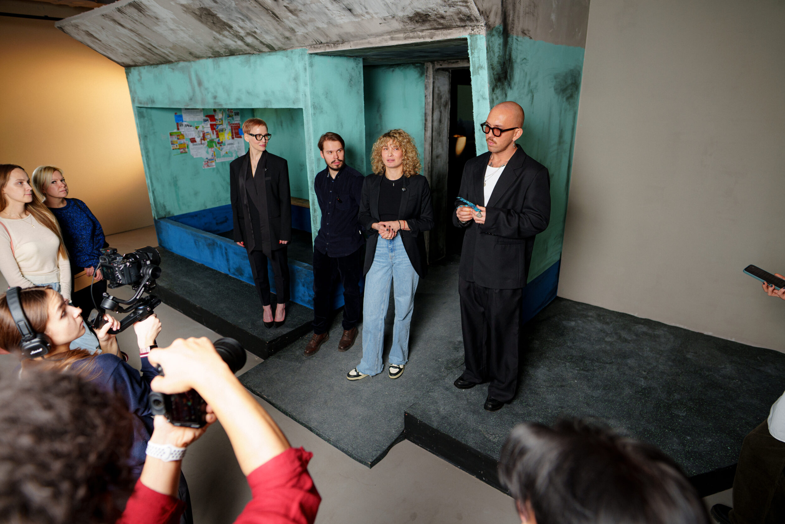 В Stella Art Foundation открылась выставка-спектакль «Картина мира. Твоя»