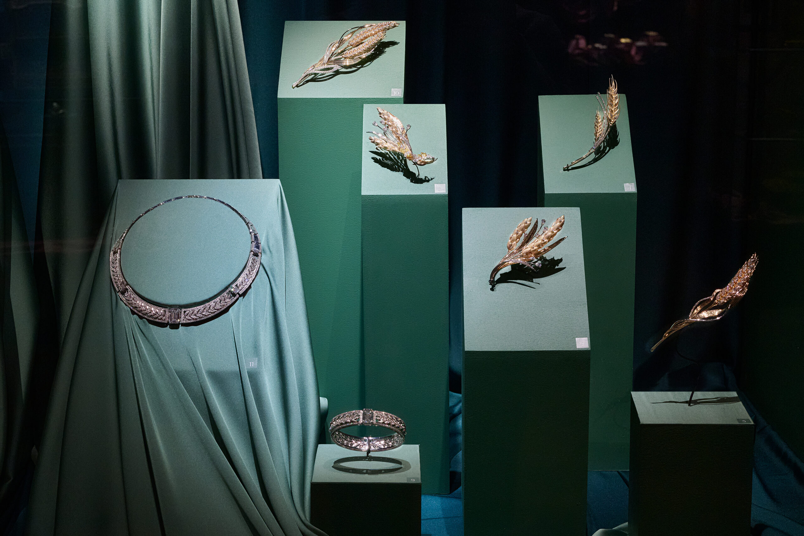 Выставка MIUZ Diamonds и Государственного исторического музея «Очарование красоты. Из истории ювелирных украшений в России»