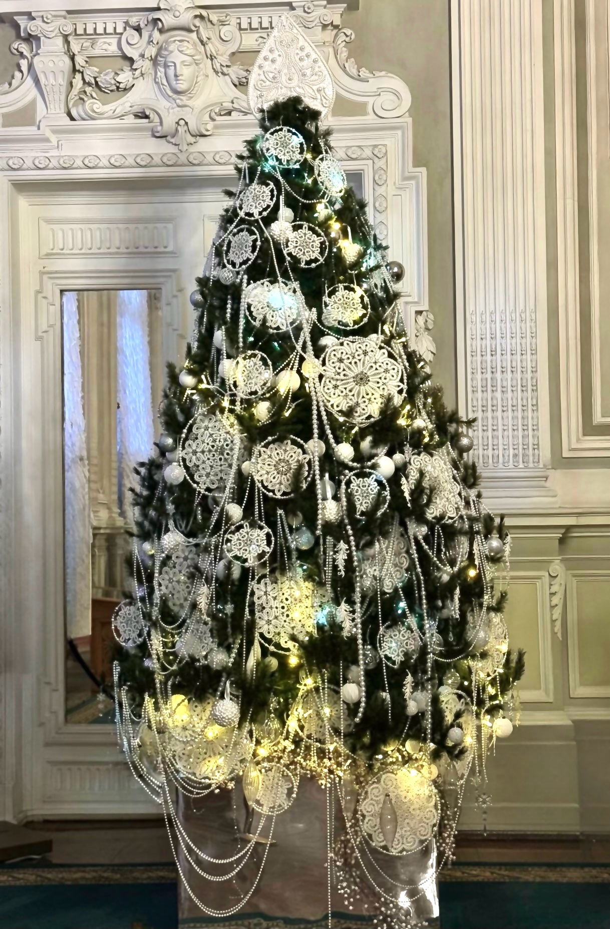 В Мариинском театре Елена Баранова представила ёлку «Царевна Мира» украшенную Вологодским кружевом