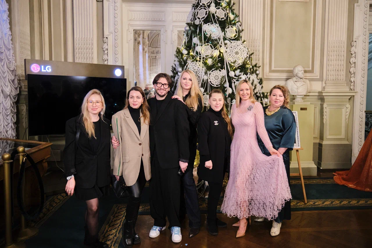 В Мариинском театре Елена Баранова представила ёлку «Царевна Мира» украшенную Вологодским кружевом