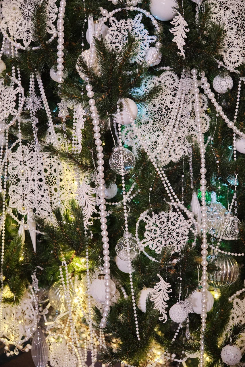 В Мариинском театре Елена Баранова представила ёлку «Царевна Мира» украшенную Вологодским кружевом