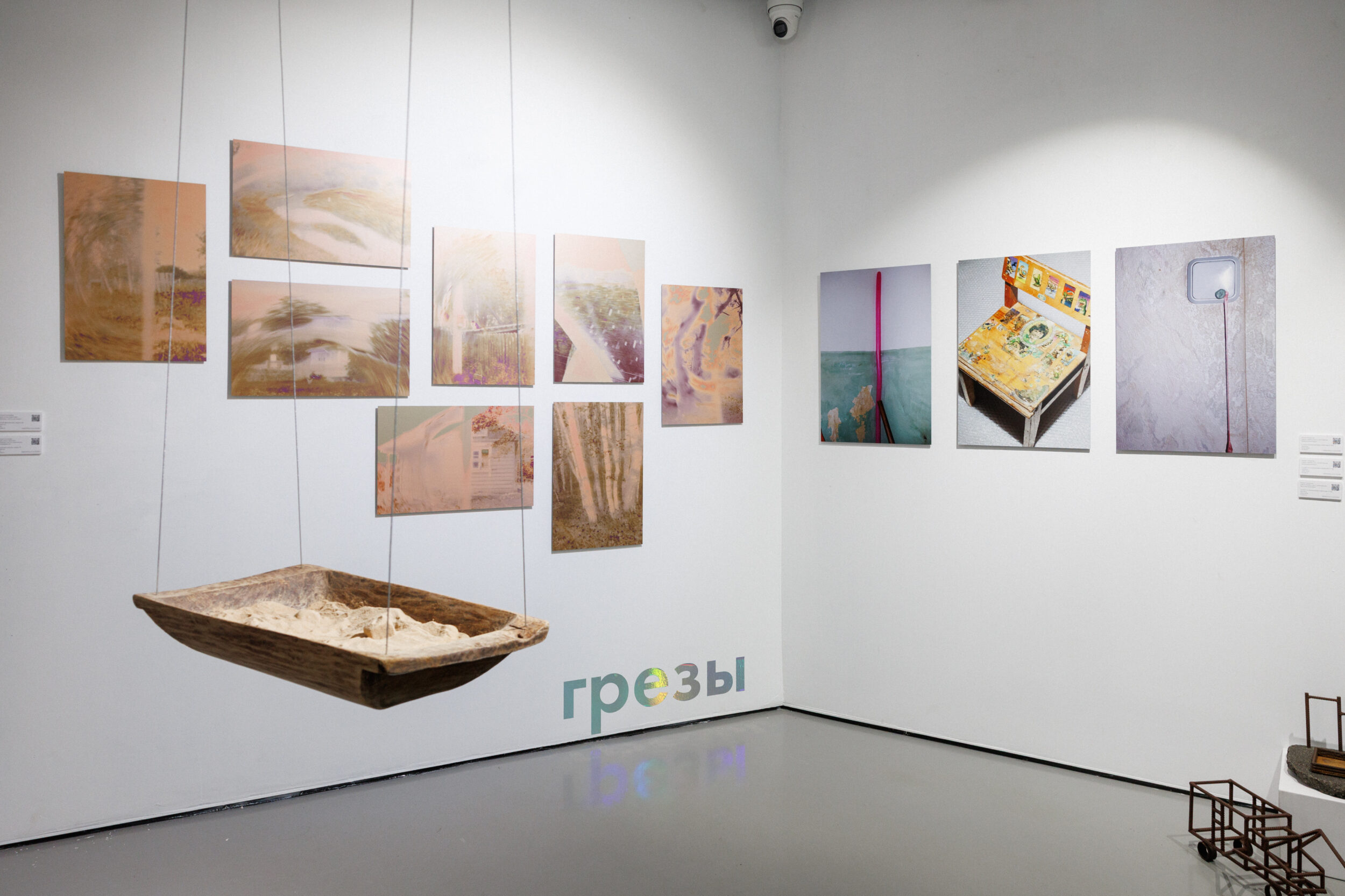 Память, превращённая в искусство: как прошло открытие «Отпечатков памяти» в SISTEMA GALLERY