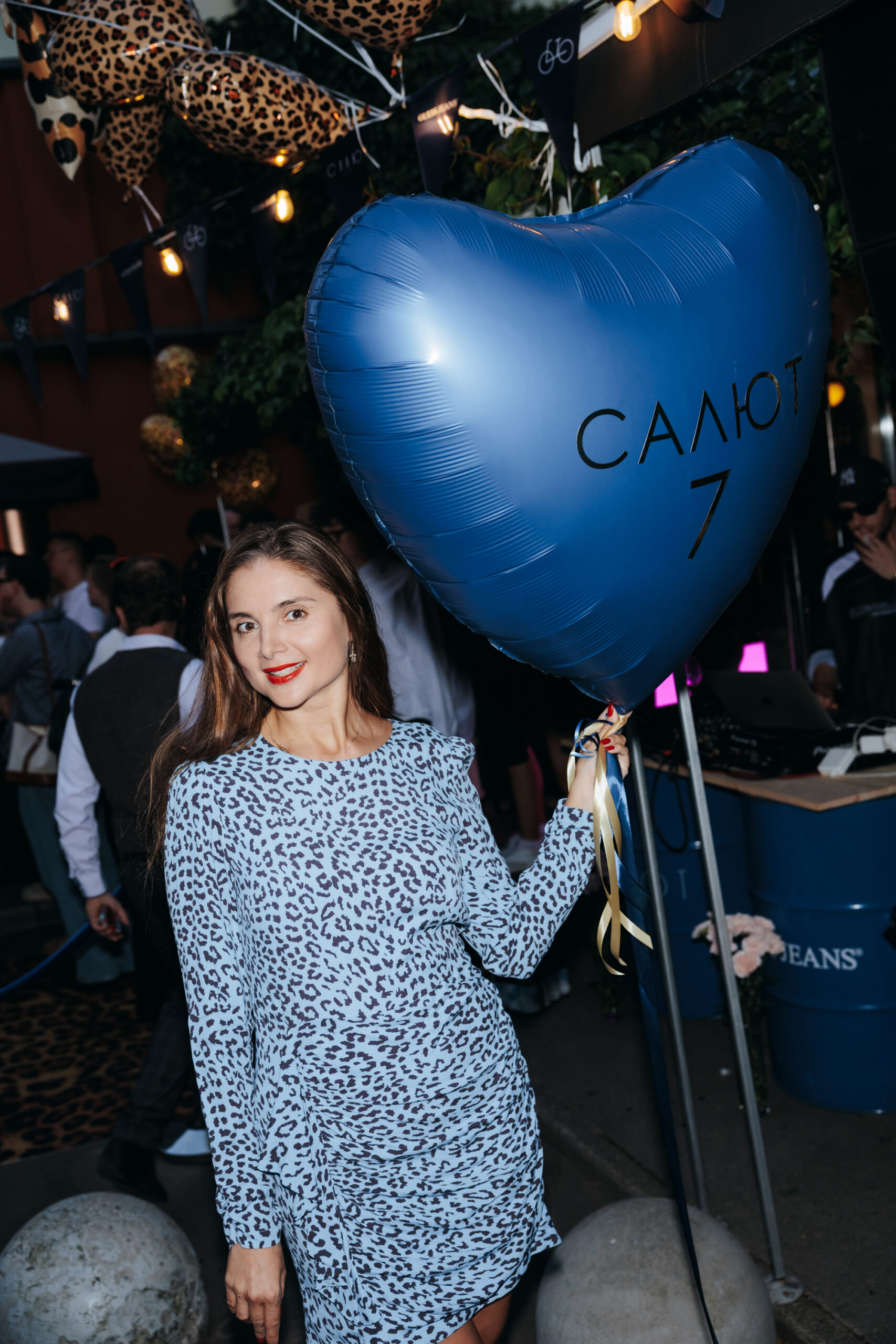 От кофе до танцев: одно из самых узнаваемых столичных кафе «Салют» отпраздновал семь лет