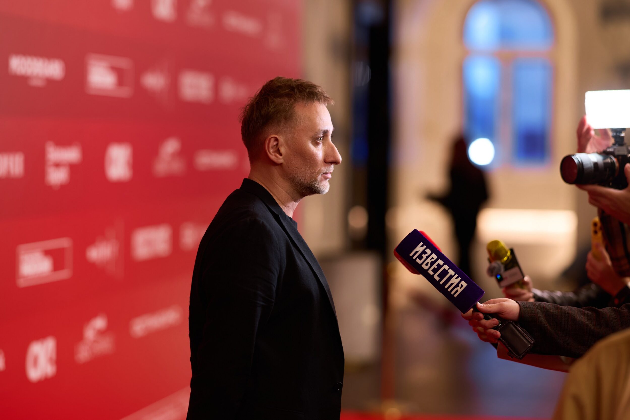 Романтика в «Художественном»: звезды на премьере сериала «Все в твоих руках»