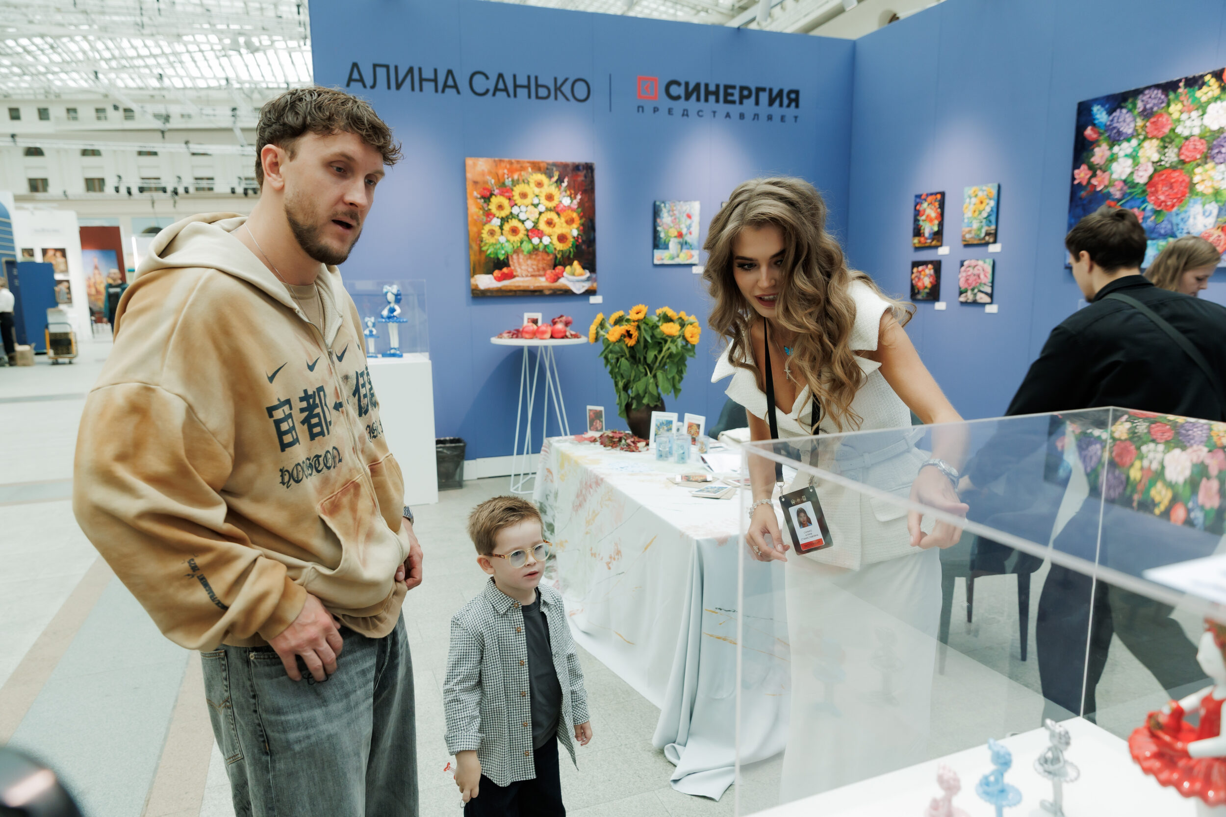 Открытие выставки «Арт Россия» в Гостином дворе: от «сурового стиля» до китайского фарфора